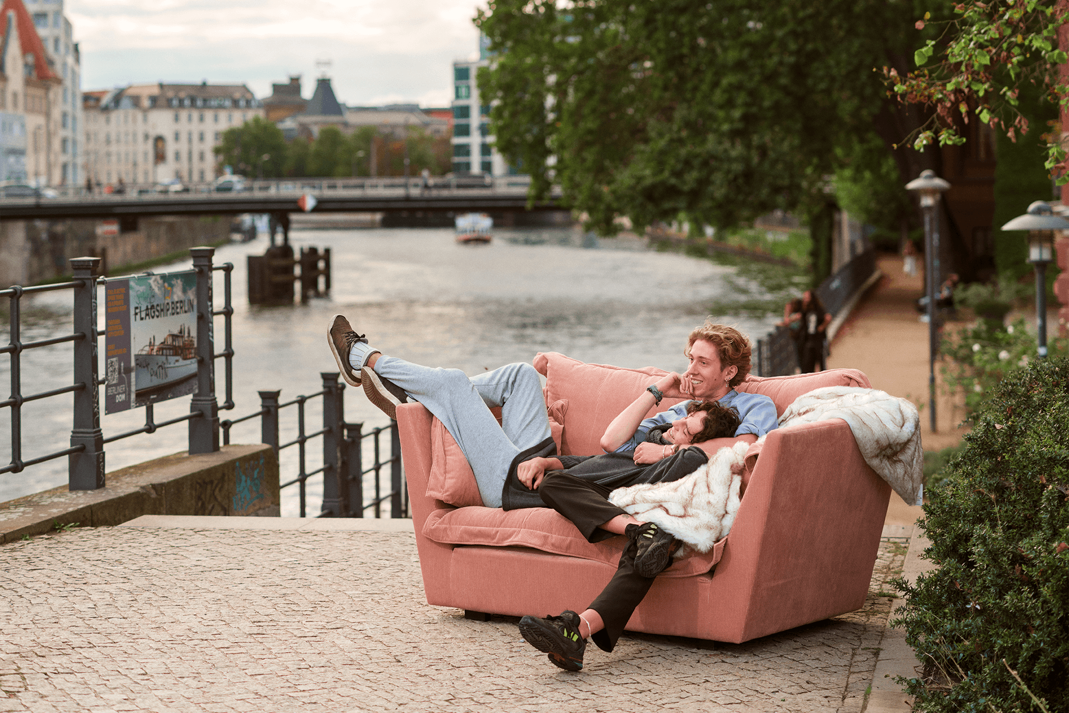 Bred loveseat fåtölj i rosa mancherster med mjuk sittkudde i dun och höga, vinklade armstöd.