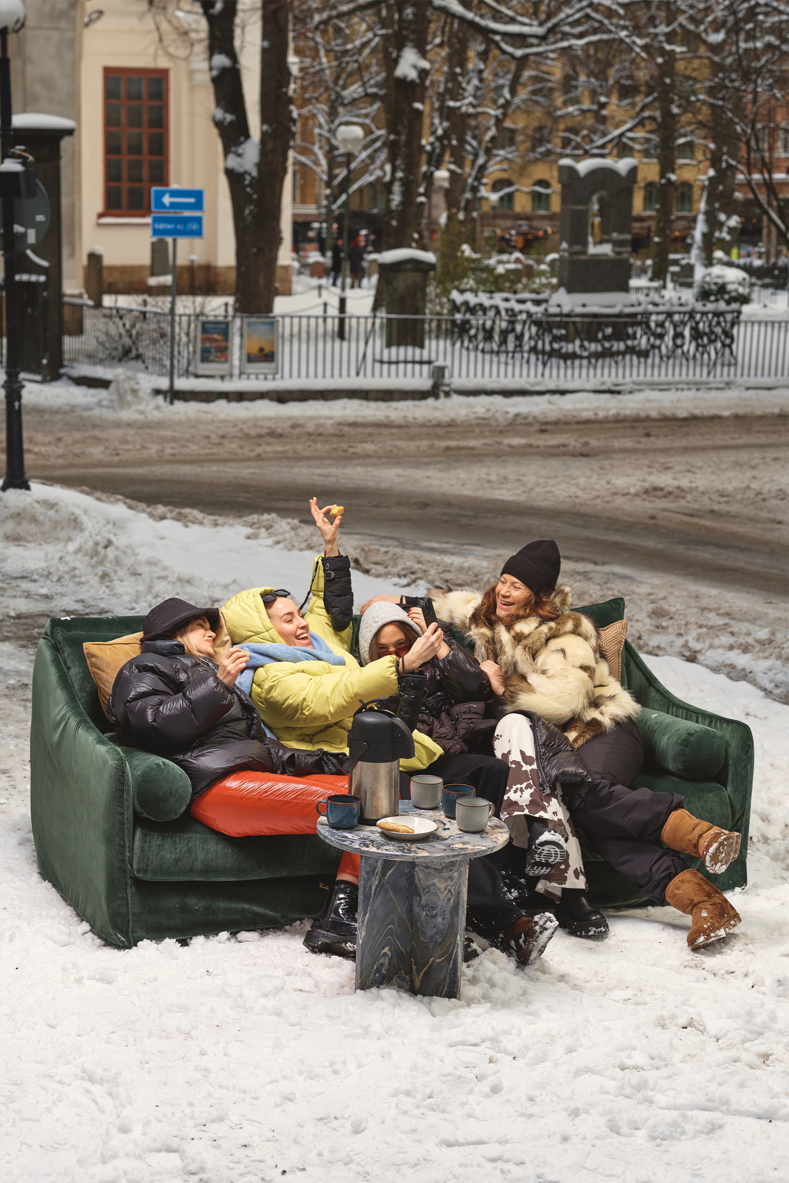 Grön sammet soffa Antilopen och runt marmor bord från Sweef