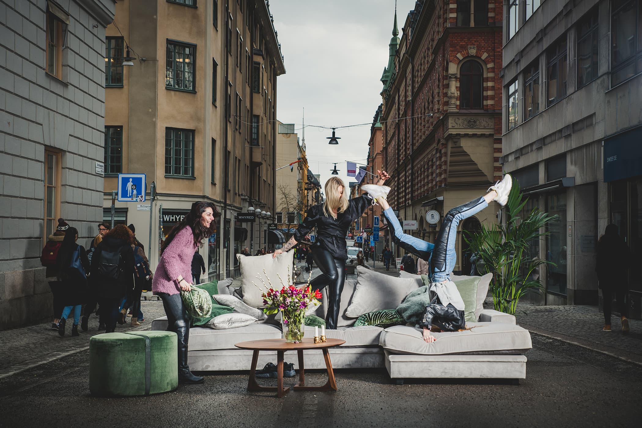 Elefanten divansoffa. Solemio, sammet - 33 Ljusgrå. Mjuk soffa med schäslong, klädd i grå sammet med kuvertkuddar. 