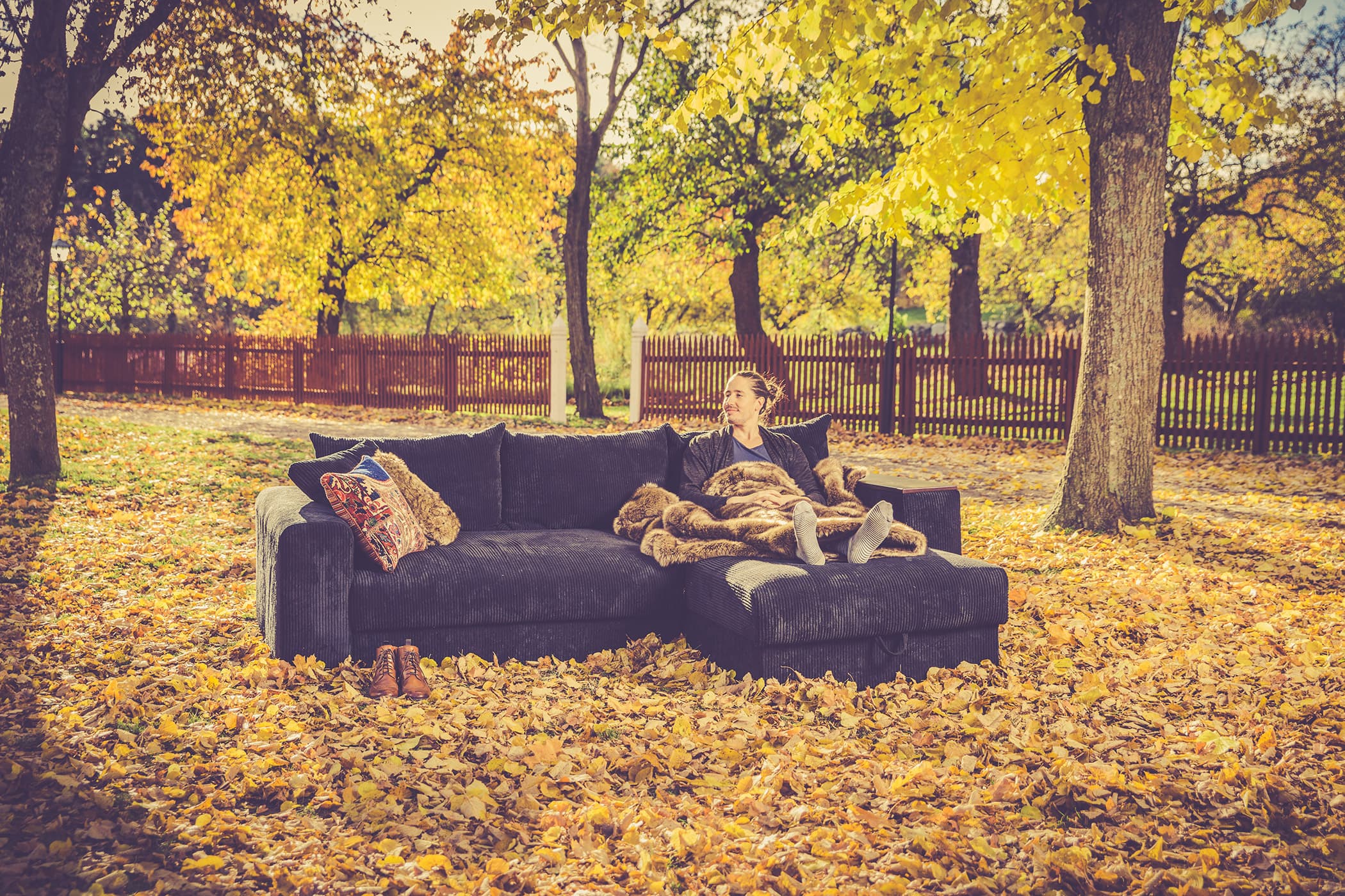 Björnen divan bäddsoffa. Anafi, manchester - 19 Svart. Mörk bäddsoffa med schäslong, 280cm bred, klädd i lyxigt manchestertyg och med inbyggd förvaring under sits och i armstöd.