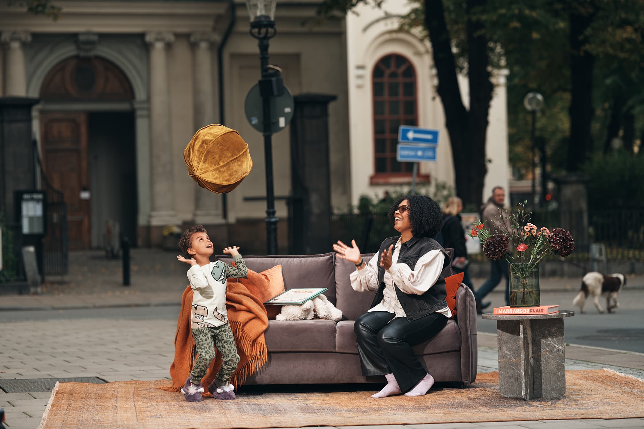 Ekorren bäddsoffa. Salvador, sammet - 18 Grå. Snygg bäddsoffa i grå polyestersammet med Compact livingfastsydda sitt- och ryggkuddar och inbyggd bäddmadrass på 140cm. Mjuk bollkudde i guldig bomullssammet.