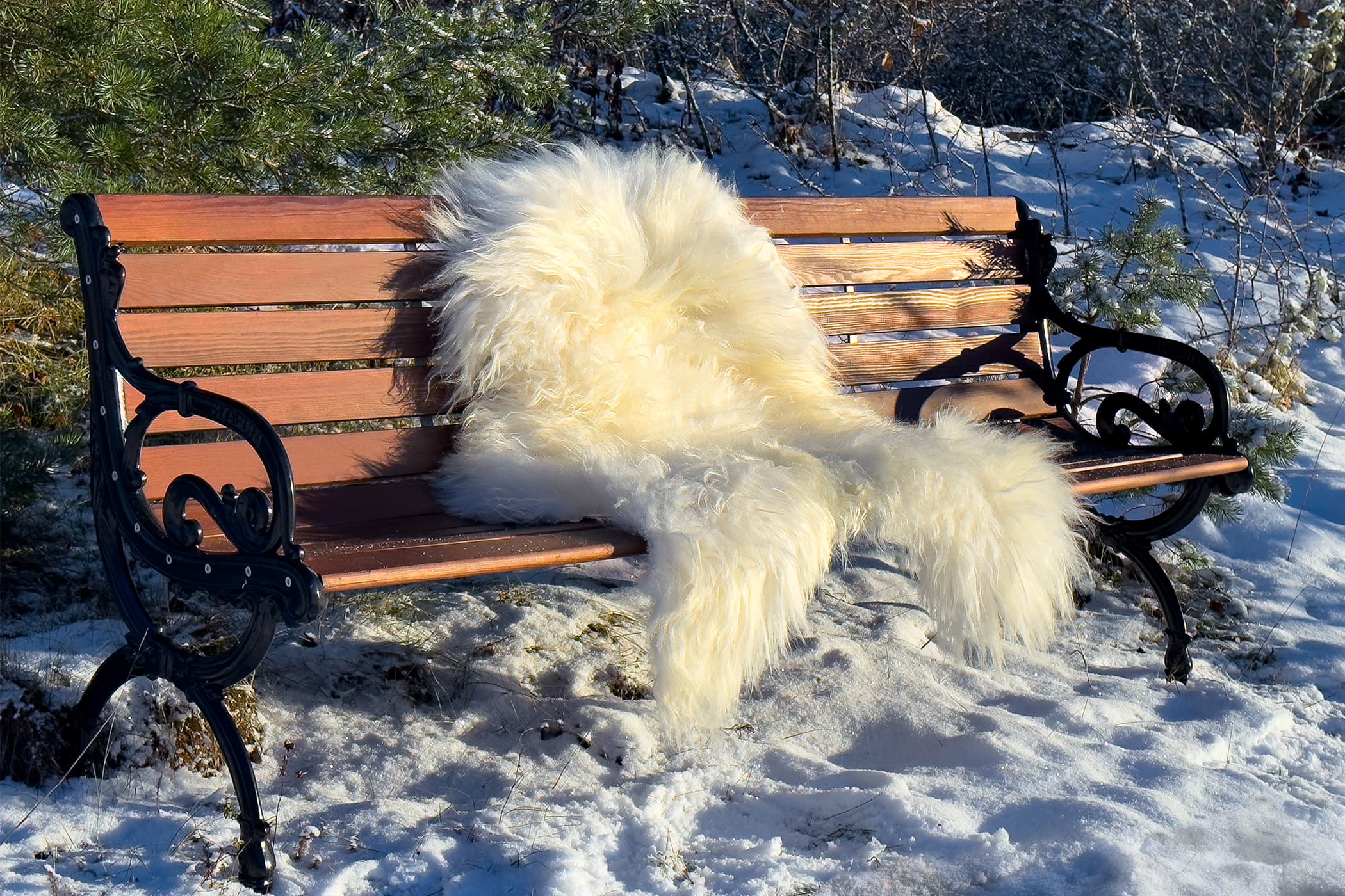 Vit fårskinnspläd, 125cm lång och 80cm bred.