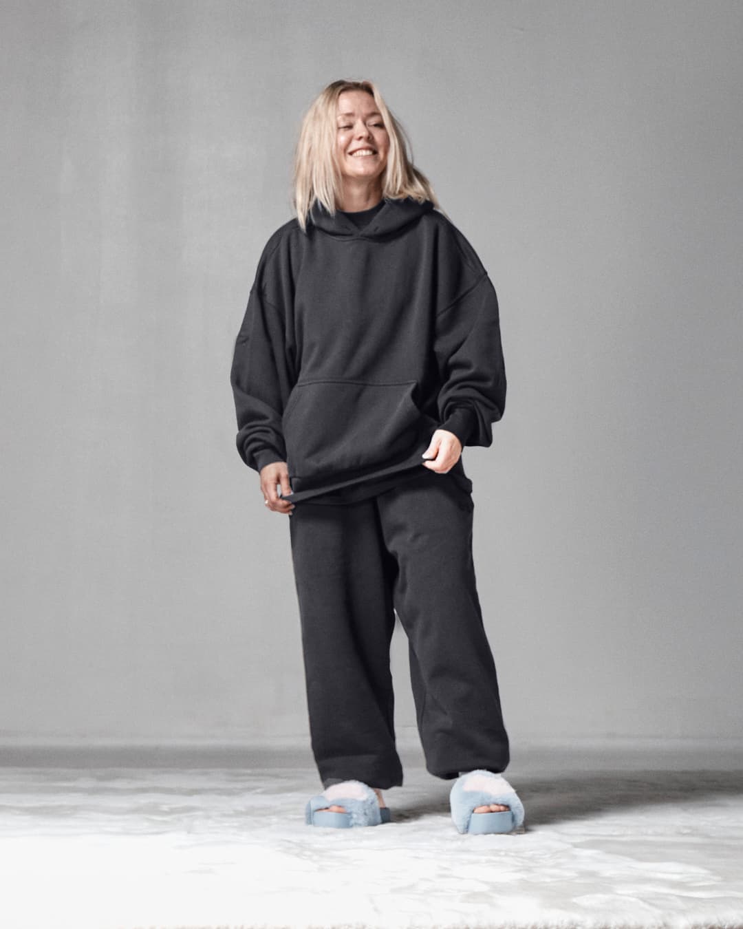 Svart, oversize hoodie i stl XS-XL. Svarta, mysiga mjukisbyxor i bomull, stl XS-XL.