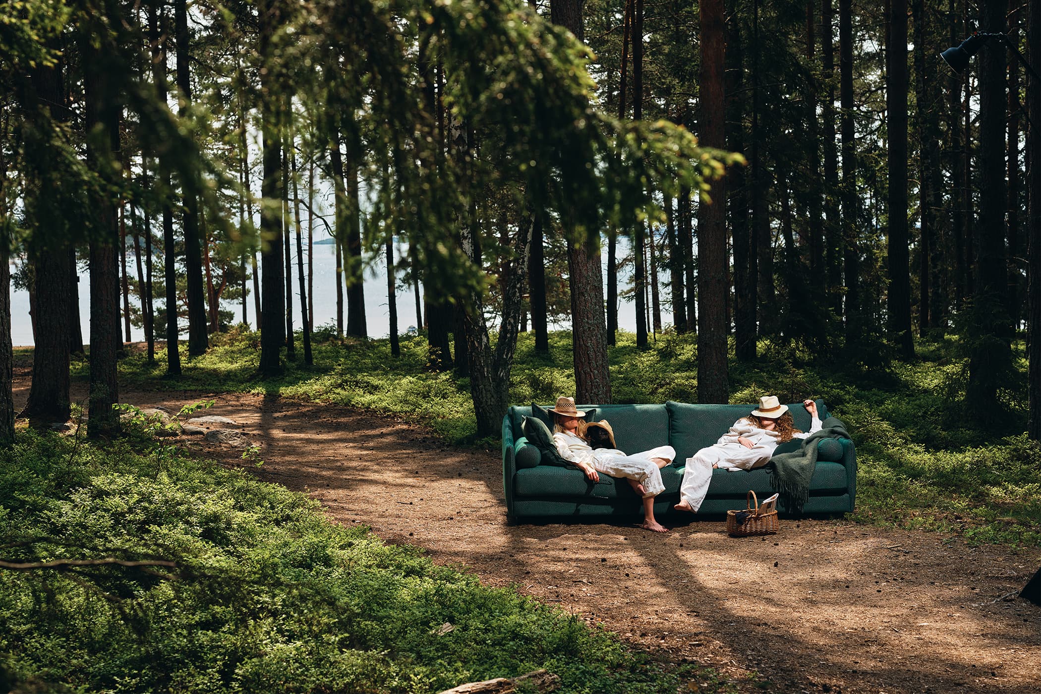 Antilopen 3,5-sits soffa. 265cm bred soffa i kallskum, klädd i mönstrat tyg i återvunnen bomull med låg sitthöjd och smala armstöd.