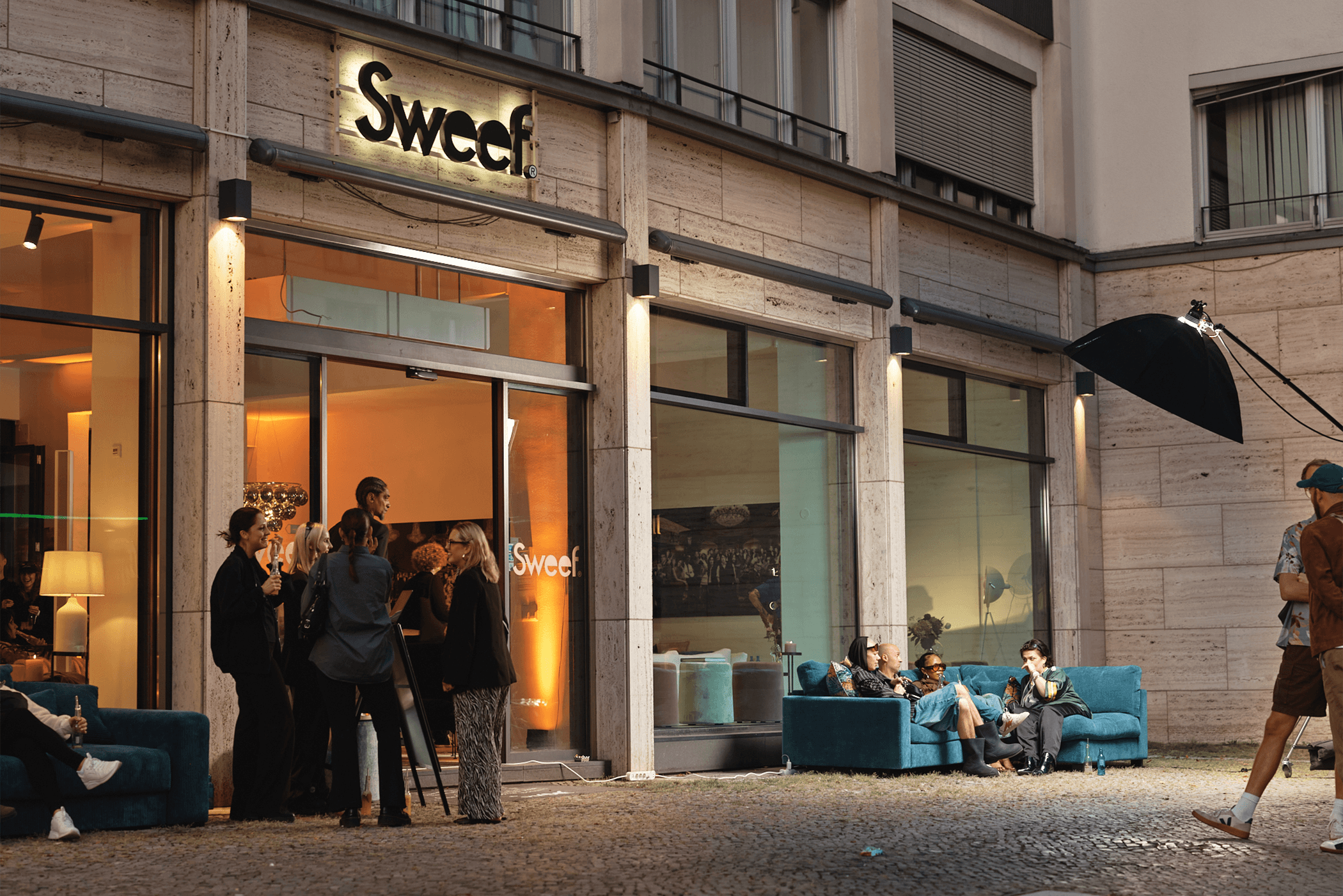 Sweef Showroom Berlin, i Tyskland. Gäster minglar utanför Showroomet på ett event.